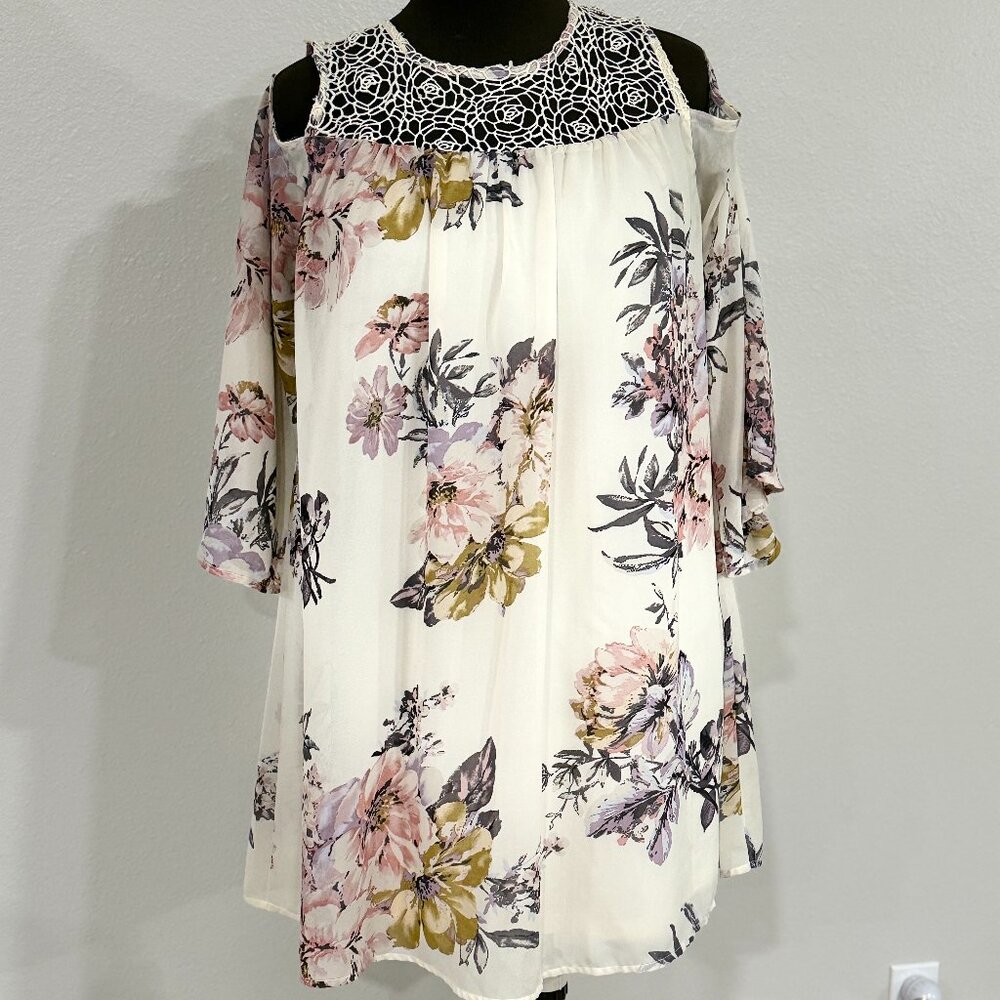 Beautiful off-white floral fully-lined dress with detailed rose lace